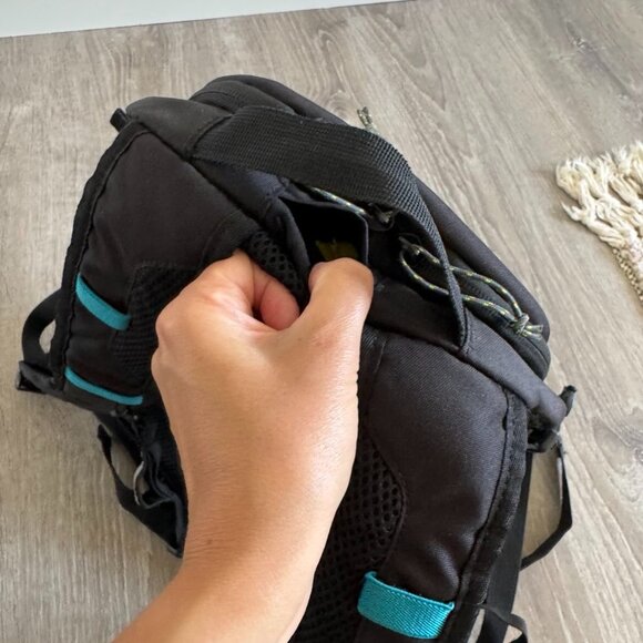 Sierra Designs Hiking Day Pack with 2 Liter Hydration Pouch - Picture 12 of 16